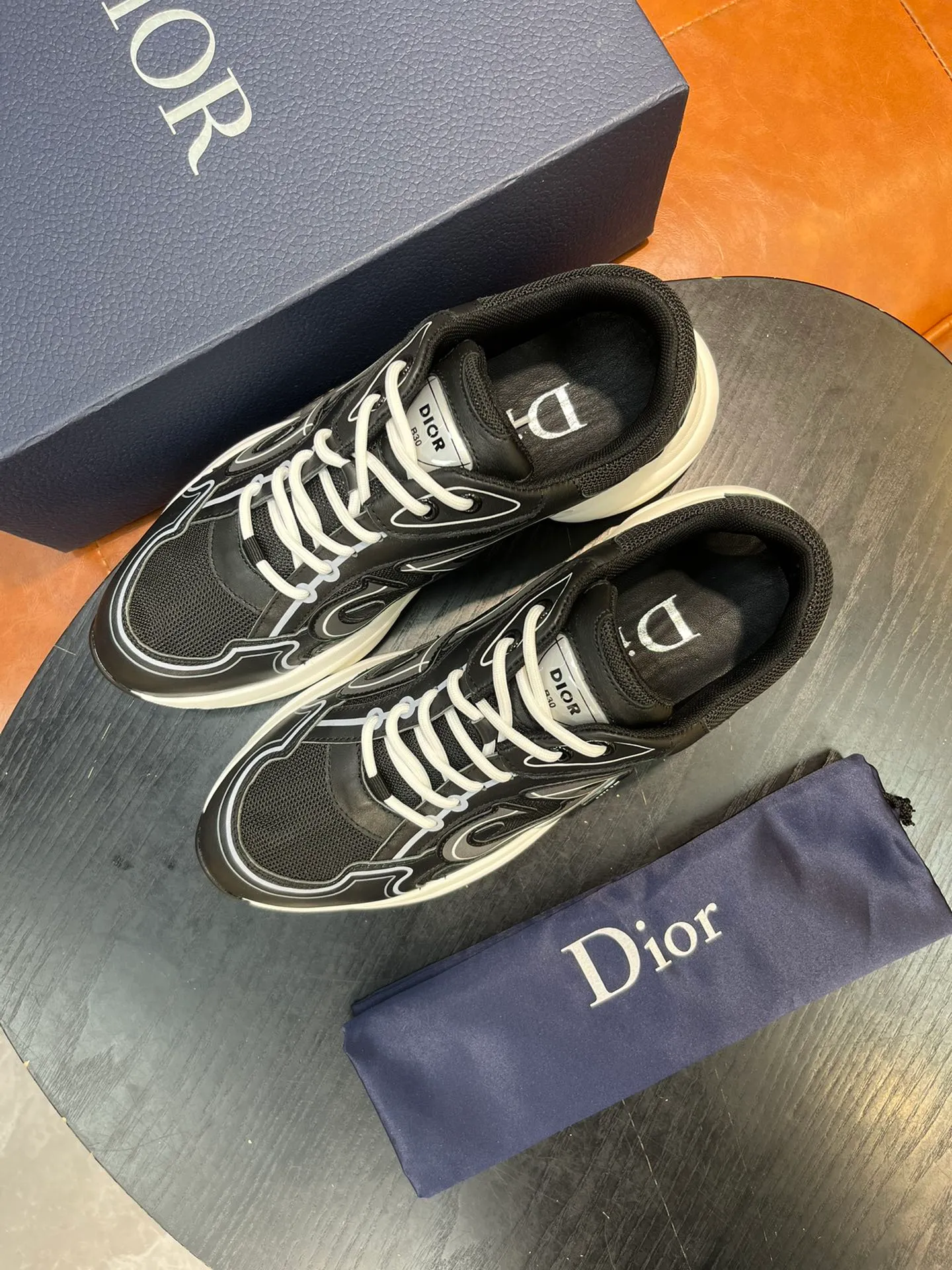 Factory price 540💰Dior B22 men's jogging fashion sneakers. This item draws inspiration from retro jogging shoes. It adopts a thick low-top design, with an upper made of leather and mesh fabric, and a black and white engraved rubber sole. Decorated with an embossed "CD" logo on the side. Code number: 39-44